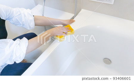 Housewife cleaning the bath 93406601