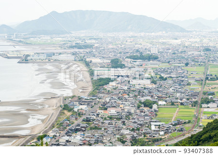 [Yosan Line] Townscape of Kannonji and local train 93407388