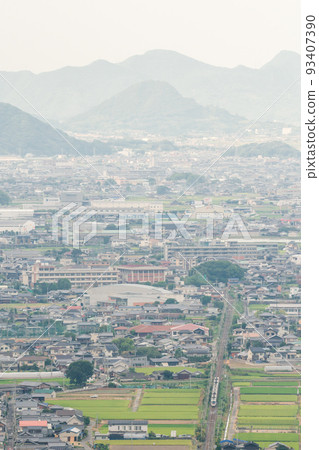 [Yosan Line] The townscape of Kannonji and the limited express train 93407390