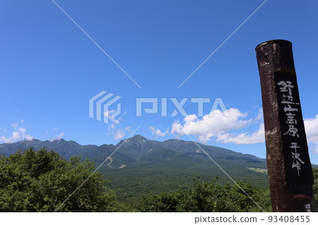 從平澤峠展望停車場看到的青翠的八岳夏日風景 從平澤峠展望停車場看到的青翠的八岳夏日風景 93408455