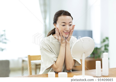 中年婦女的皮膚護理美容 93409665