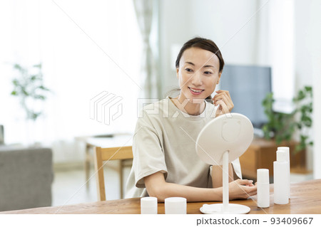 中年婦女的皮膚護理美容 93409667