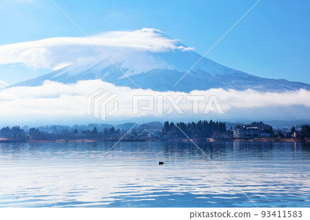 Scenery of Mt. Fuji and Lake Kawaguchi covered in clouds 93411583
