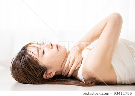 一個年輕女子躺在地板上放鬆 93411799