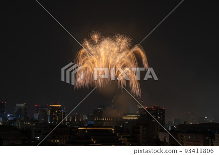 盛夏的東京建築和為夜空著色的煙花匯演 盛夏的東京建築和為夜空著色的煙花匯演 93411806