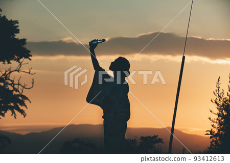 晚上在鄉間小路上喝著蘇打汽水的浴衣女人剪影 晚上在鄉間小路上喝著蘇打汽水的浴衣女人剪影 93412613