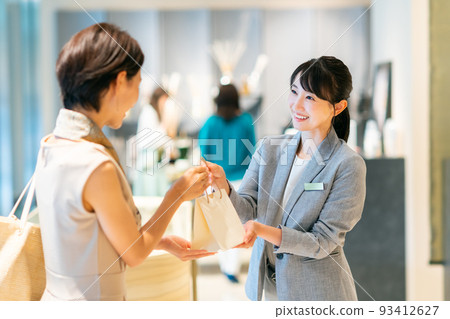 為顧客服務的年輕女店員 攝影合作：g GIFT AND LIFESTYLE 93412627