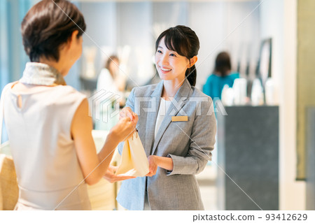 A young female clerk serving customers Photography cooperation: g GIFT AND LIFESTYLE 93412629