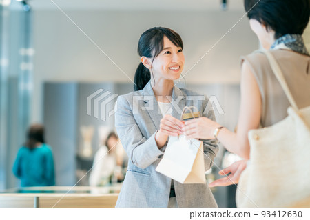 A young female clerk serving customers Photography cooperation: g GIFT AND LIFESTYLE 93412630