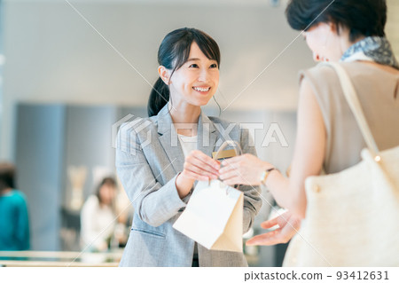 為顧客服務的年輕女店員 攝影合作：g GIFT AND LIFESTYLE 93412631