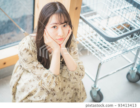 下雨天在洗衣店排隊等候的女人 下雨天在洗衣店排隊等候的女人 93413413