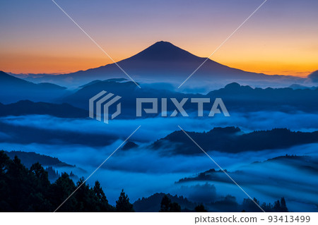 黎明的雲海和夏天的富士山 黎明的雲海和夏天的富士山 93413499