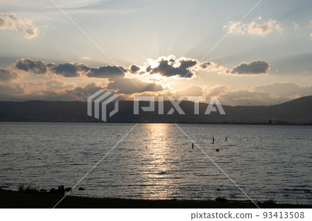 The setting sun that reflects off the lake 93413508