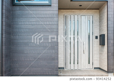 Around the entrance of a new house 93414252