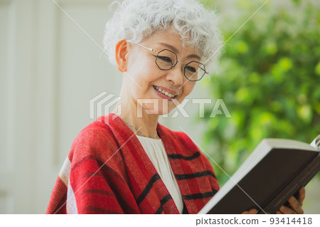 Silver-haired woman 93414418