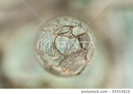 大理石中反射的心形石頭 93414828