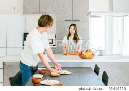 幫助準備飯菜的一男一女(夫婦) 幫助準備飯菜的一男一女(夫婦) 93416230