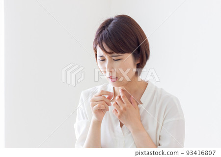 Woman coughing 93416807