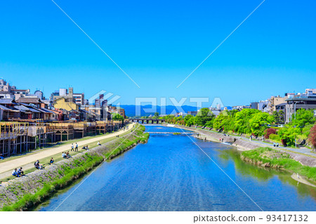 [Kyoto's ancient city scenery] Kamo River from Shijo Ohashi Bridge 93417132