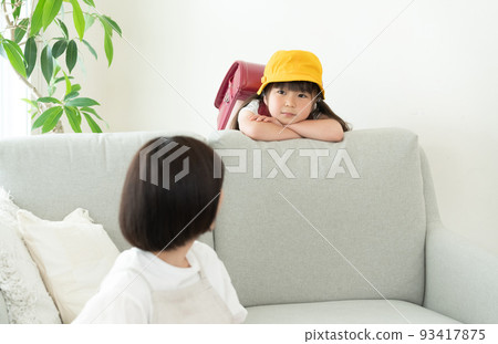 回家和媽媽說話的小學生 93417875