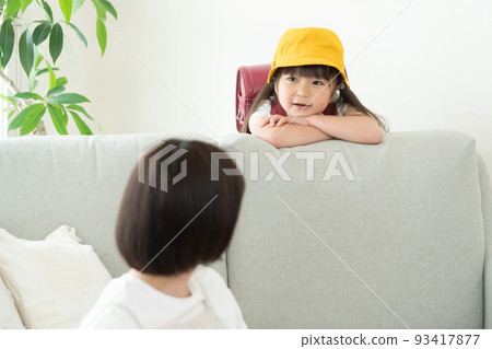 回家和媽媽說話的小學生 93417877