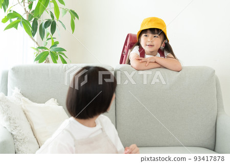 回家和媽媽說話的小學生 93417878