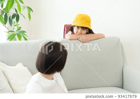 回家和媽媽說話的小學生 93417879