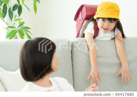 回家和媽媽說話的小學生 93417880