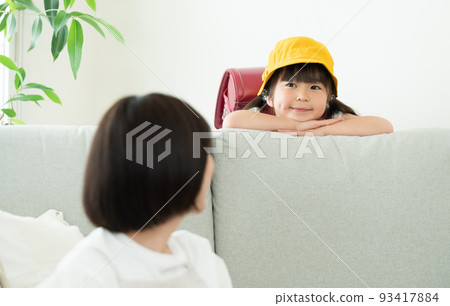 回家和媽媽說話的小學生 93417884