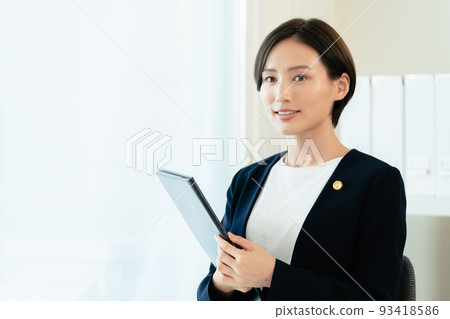 做案頭工作的女律師 93418586