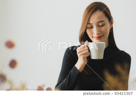 咖啡廳黑色針織女人 93421307
