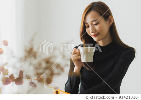 咖啡廳黑色針織女人 咖啡廳黑色針織女人 93421310