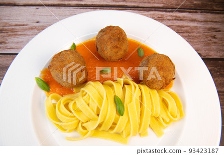 Spaghetti pasta with meatballs and tomato sauce Spaghetti pasta with meatballs and tomato sauce 93423187