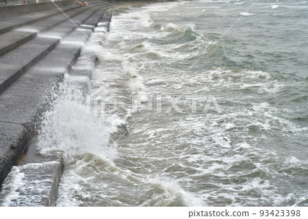 洶湧的海浪、防波堤、樓梯 洶湧的海浪、防波堤、樓梯 93423398