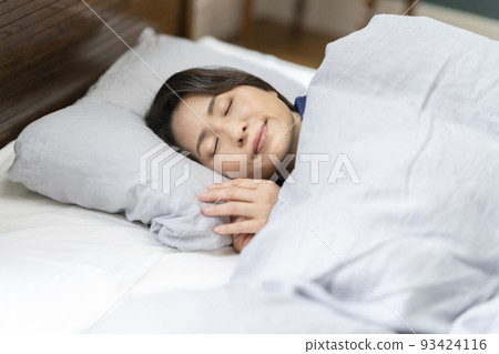 Woman in her 50s sleeping face 93424116