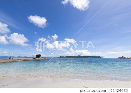 [Okinawa Prefecture, Uruma City] Ayahashi Mid-Sea Road Beach 93424683