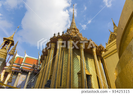 Beautiful architecture of Grand Palace with blue sky in Bangkok, Thailand Beautiful architecture of Grand Palace with blue sky in Bangkok, Thailand 93425315