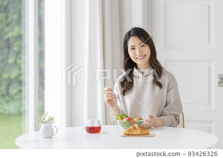 Arafif woman eating salad 93426326