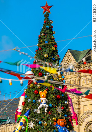 New Year tree on Red Square in Moscow on a clear frosty day. New Year tree on Red Square in Moscow on a clear frosty day. 93426390