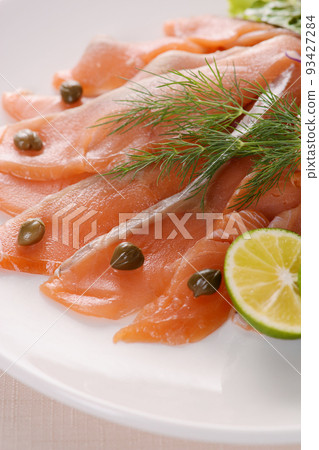 Smoked salmon salad 93427284