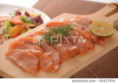 smoked salmon 93427454