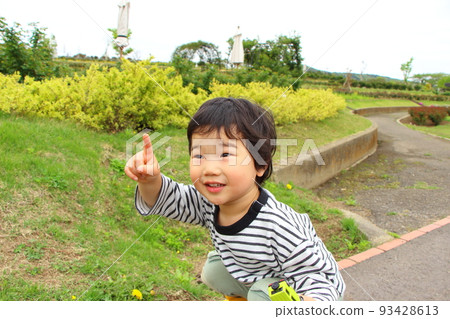 一個男孩在公園裡玩 一個男孩在公園裡玩 93428613
