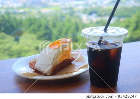 看起來美味的甜水果蛋糕和冰咖啡 看起來美味的甜水果蛋糕和冰咖啡 93429247