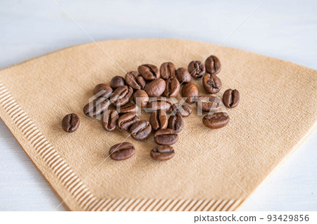 咖啡豆和濾紙 93429856