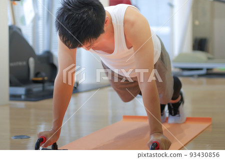 man doing push-up training 93430856