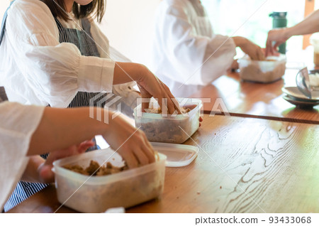 製作米糠泡菜的女人的手 Nukazuke 教室/工作坊 製作米糠泡菜的女人的手 Nukazuke 教室/工作坊 93433068