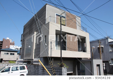 大地色長方體城市三層多孔磚塊映襯藍天的美麗豪宅 93434139