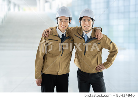 一個穿著工作服的男人穿過他的肩膀 93434940