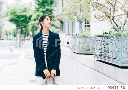 走在城市的一位小姐 93435458