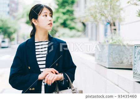 走在城市的一位小姐 93435460